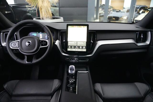 Volvo XC60 2.0 T8 FACELIFT Plug-in hybrid AWD Black Edition | 455 PK | Panoramadak | Luchtvering | Trekhaak | Volvo XC60 2.0 T8 Plug-in Hybrid AWD Black Edition met 2.0 viercilinder plug-in hybride aandrijflijn en 455 PK, voorzien van elektrisch panoramadak, luchtvering en head up display