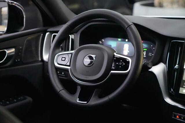 Volvo XC60 2.0 T8 FACELIFT Plug-in hybrid AWD Black Edition | 455 PK | Panoramadak | Luchtvering | Trekhaak | Volvo XC60 2.0 T8 Plug-in Hybrid AWD Black Edition met 2.0 viercilinder plug-in hybride aandrijflijn en 455 PK, voorzien van elektrisch panoramadak, luchtvering en head up display
