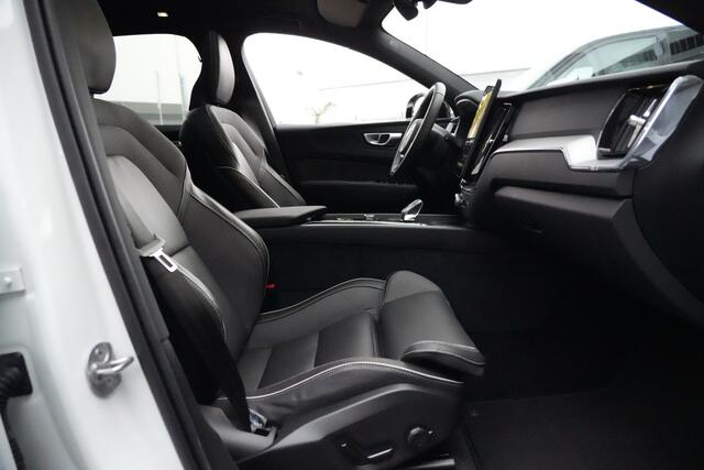 Volvo XC60 2.0 T8 FACELIFT Plug-in hybrid AWD Black Edition | 455 PK | Panoramadak | Luchtvering | Trekhaak | Volvo XC60 2.0 T8 Plug-in Hybrid AWD Black Edition met 2.0 viercilinder plug-in hybride aandrijflijn en 455 PK, voorzien van elektrisch panoramadak, luchtvering en head up display