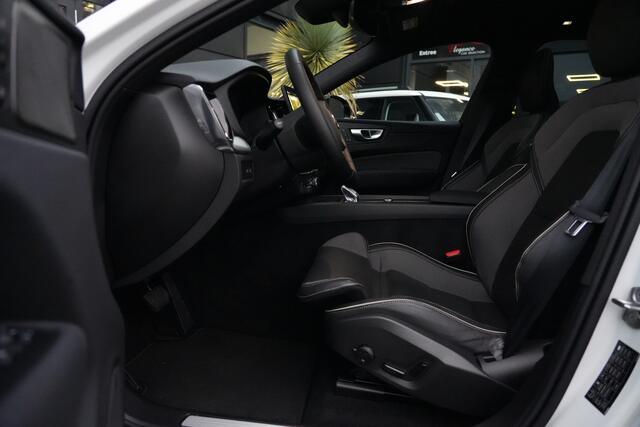 Volvo XC60 2.0 T8 FACELIFT Plug-in hybrid AWD Black Edition | 455 PK | Panoramadak | Luchtvering | Trekhaak | Volvo XC60 2.0 T8 Plug-in Hybrid AWD Black Edition met 2.0 viercilinder plug-in hybride aandrijflijn en 455 PK, voorzien van elektrisch panoramadak, luchtvering en head up display