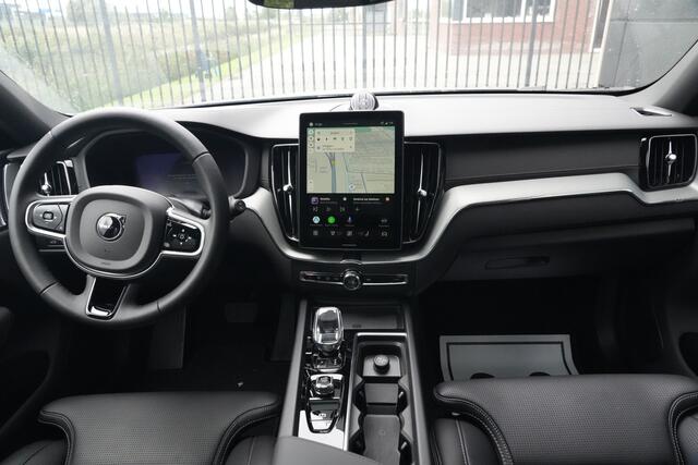 Volvo XC60 2.0 T8 FACELIFT Plug-in hybrid AWD Ultra Black Edition | 455 PK | Pano| Bowers | Luchtvering | Trekhaak | Volvo XC60 2.0 T8 Plug-in Hybrid AWD Black Edition met 2.0 viercilinder plug-in hybride aandrijflijn en 455 PK, voorzien van elektrisch panoramadak, luchtvering en head up display