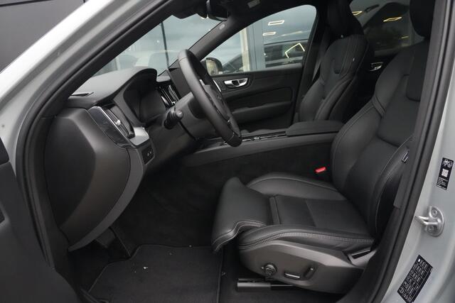 Volvo XC60 2.0 T8 FACELIFT Plug-in hybrid AWD Ultra Black Edition | 455 PK | Pano| Bowers | Luchtvering | Trekhaak | Volvo XC60 2.0 T8 Plug-in Hybrid AWD Black Edition met 2.0 viercilinder plug-in hybride aandrijflijn en 455 PK, voorzien van elektrisch panoramadak, luchtvering en head up display