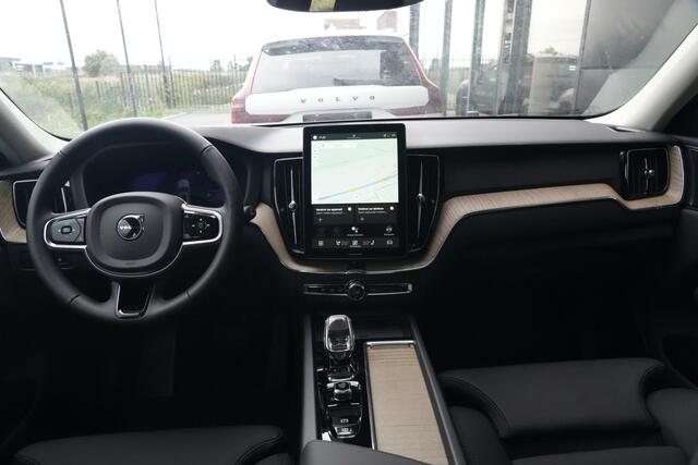 Volvo XC60 2.0 T8 FACELIFT Plug-in hybrid AWD Ultra Dark | 455 PK | Pano | Luchtvering | Trekhaak | Volvo XC60 2.0 T8 Plug-in Hybrid AWD Ultra Dark met 2.0 viercilinder plug-in hybride aandrijflijn en 455 PK, voorzien van elektrisch panoramadak, luchtvering en head up display