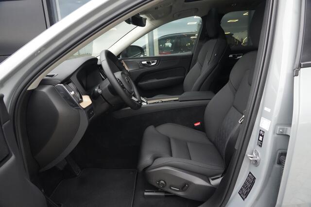 Volvo XC60 2.0 T8 FACELIFT Plug-in hybrid AWD Ultra Dark | 455 PK | Pano | Luchtvering | Trekhaak | Volvo XC60 2.0 T8 Plug-in Hybrid AWD Ultra Dark met 2.0 viercilinder plug-in hybride aandrijflijn en 455 PK, voorzien van elektrisch panoramadak, luchtvering en head up display
