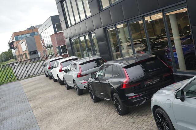Volvo XC60 2.0 T8 FACELIFT Plug-in hybrid AWD Ultra Dark | 455 PK | Pano | Luchtvering | Trekhaak | Volvo XC60 2.0 T8 Plug-in Hybrid AWD Ultra Dark met 2.0 viercilinder plug-in hybride aandrijflijn en 455 PK, voorzien van elektrisch panoramadak, luchtvering en head up display