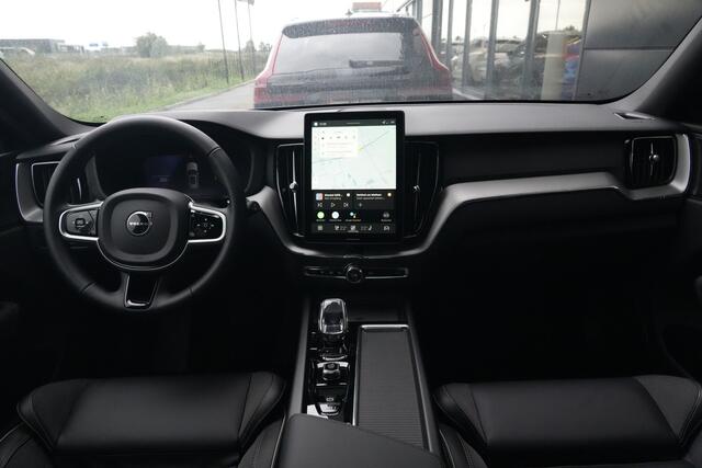 Volvo XC60 2.0 T8 FACELIFT Plug-in hybrid AWD Ultra Black Edition | 455 PK | Panoramadak | Trekhaak | HUD | Volvo XC60 2.0 T8 Plug-in Hybrid AWD Black Edition met 2.0 viercilinder plug-in hybride aandrijflijn en 455 PK, voorzien van elektrisch panoramadak, luchtvering en head up display
