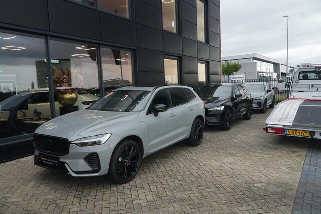 Volvo XC60 2.0 T8 FACELIFT Plug-in hybrid AWD Ultra Black Edition | 455 PK | Panoramadak | Trekhaak | HUD | Volvo XC60 2.0 T8 Plug-in Hybrid AWD Black Edition met 2.0 viercilinder plug-in hybride aandrijflijn en 455 PK, voorzien van elektrisch panoramadak, luchtvering en head up display