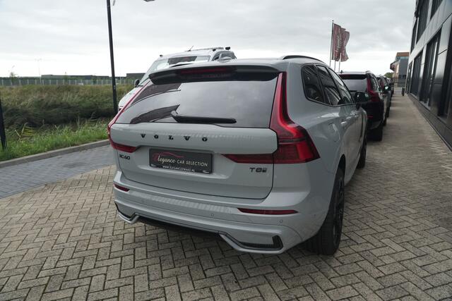 Volvo XC60 2.0 T8 FACELIFT Plug-in hybrid AWD Ultra Black Edition | 455 PK | Panoramadak | Trekhaak | HUD | Volvo XC60 2.0 T8 Plug-in Hybrid AWD Black Edition met 2.0 viercilinder plug-in hybride aandrijflijn en 455 PK, voorzien van elektrisch panoramadak, luchtvering en head up display