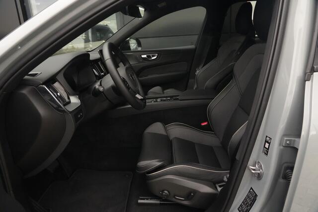 Volvo XC60 2.0 T8 FACELIFT Plug-in hybrid AWD Ultra Black Edition | 455 PK | Panoramadak | Trekhaak | HUD | Volvo XC60 2.0 T8 Plug-in Hybrid AWD Black Edition met 2.0 viercilinder plug-in hybride aandrijflijn en 455 PK, voorzien van elektrisch panoramadak, luchtvering en head up display