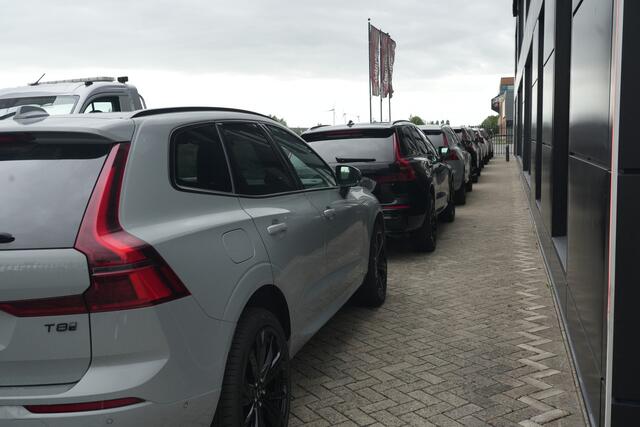 Volvo XC60 2.0 T8 FACELIFT Plug-in hybrid AWD Ultra Black Edition | 455 PK | Panoramadak | Trekhaak | HUD | Volvo XC60 2.0 T8 Plug-in Hybrid AWD Black Edition met 2.0 viercilinder plug-in hybride aandrijflijn en 455 PK, voorzien van elektrisch panoramadak, luchtvering en head up display