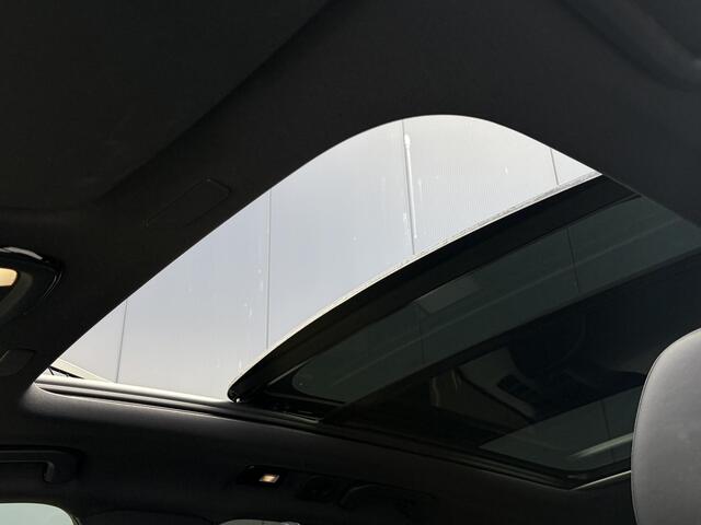 Volvo XC60 2.0 T6 Plug-in hybrid AWD Ultra Black Edition / Luchtvering/ Head up display/ 360 camera /Panorama dak / Trekhaak/ Harman & Kardon / Stoelverwarming /