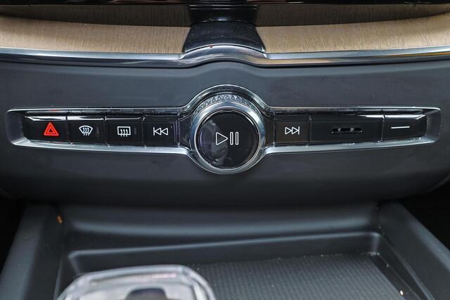 Volvo XC60 T6 Recharge AWD Ultra Dark - Luchtvering - Panorama/schuifdak - IntelliSafe Assist & Surround - 360º Camera - Harman/Kardon audio - Adaptieve LED koplampen - Verwarmde voorstoelen, stuur & achterbank - Parkeersensoren voor & achter - Elektr. bedienb. voorstoelen met geheugen - Head up display - Draadloze tel. lader - Extra getint glas - Inklapbare trekhaak - 20' LMV