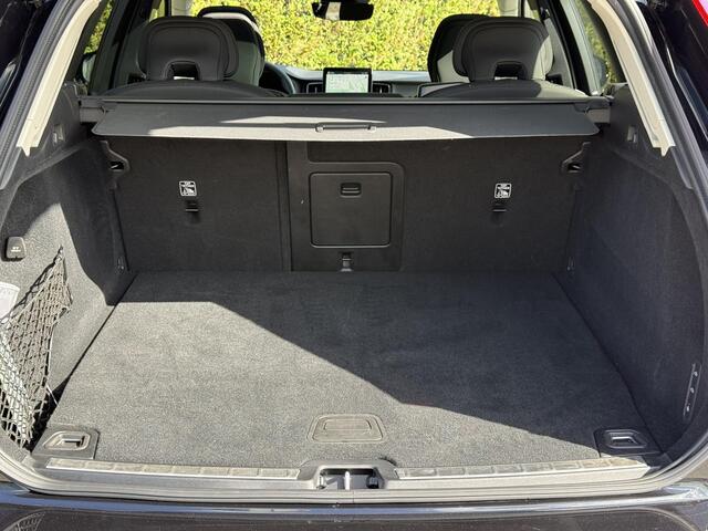 Volvo XC60 T6 Plug-in hybrid AWD Ultra Dark | Trekhaak | Luchtvering | Pano dak | 360 camera | Bliss | Keyless |