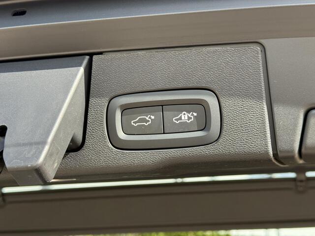 Volvo XC60 T6 Plug-in hybrid AWD Ultra Dark | Trekhaak | Luchtvering | Pano dak | 360 camera | Bliss | Keyless |