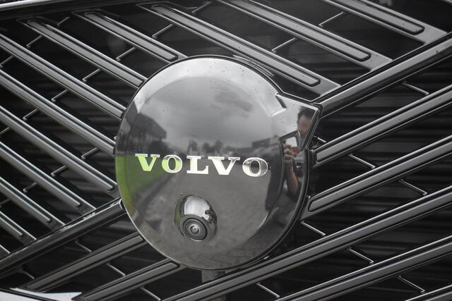Volvo XC60 T8 Plug-in hybrid AWD Ultra Black Edition | Luchtvering | HUD | Massage seats | Stoel verkoeling | Bower & Wilkens |