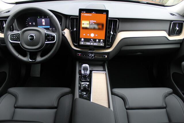 Volvo XC60 2.0 T6 Plug-in hybrid AWD Plus Dark | Facelift model | Keyless entry/start | Achteruitrijcamera | Elektrische kofferbakklep | Memory stand stoelen | Adaptive cruise | Wegklapbare trekhaak | Apple CarPlay/Android Auto | Climate controle | Draadloze telefoonlader | Lane assist | Stoelverwarming V+A | Stuurverwarming |