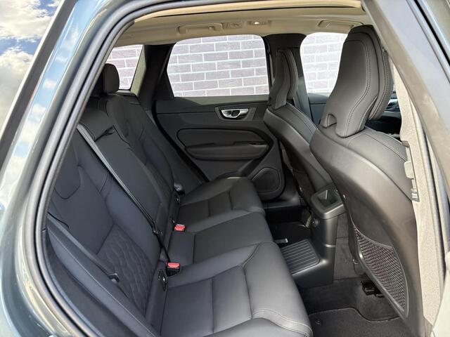 Volvo XC60 2.0 T6 Plug-in hybrid AWD Ultra Dark | Trekhaak 2.250 kg | Luchtvering | Harman Kardon Audio | Head-up Display | 360 Graden Camera | Panoramadak | Stoelverwarming voor en achter | Keyless Entry | Elektrische Achterklep | Elektrisch Verstelbare Voorstoelen | Cruise Control Adaptief | BLIS | Google Navigatie | Apple Carplay | Android Auto