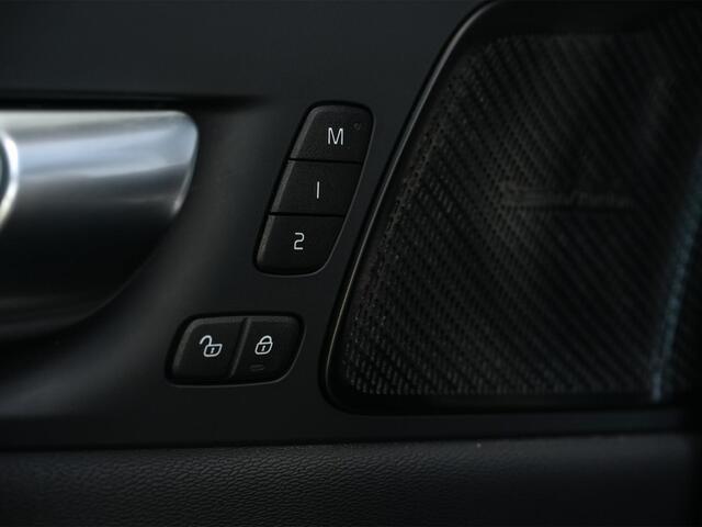 Volvo XC60 2.0 T8 Plug-in hybrid AWD Plus Black Edition | Panoramadak | HUD | 360 Camera | Harman/Kardon | Pilot Assist | Memory Seats | Stoelverwarming V+A | Trekhaak | Stuurverwarming | Adaptive Cruise |