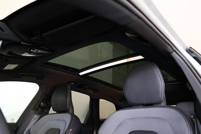 Volvo XC60 T6 Recharge AWD Plus Black Edition - Panorama/schuifdak - IntelliSafe Assist & Surround - 360º Camera - Harman Kardon audio - Adaptieve LED koplampen - Verwarmde voorstoelen, stuur & achterbank - Parkeersensoren voor & achter - Elektr. bedienb. voorstoelen met geheugen - Head up display - Draadloze tel. lader - Extra getint glas - Inklapbare trekhaak - 21' LMV