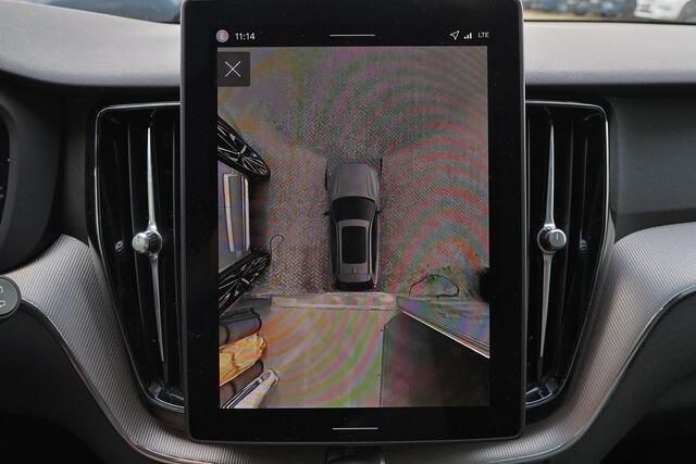 Volvo XC60 T6 Recharge AWD Plus Black Edition - Panorama/schuifdak - IntelliSafe Assist & Surround - 360º Camera - Harman Kardon audio - Adaptieve LED koplampen - Verwarmde voorstoelen, stuur & achterbank - Parkeersensoren voor & achter - Elektr. bedienb. voorstoelen met geheugen - Head up display - Draadloze tel. lader - Extra getint glas - Inklapbare trekhaak - 21' LMV