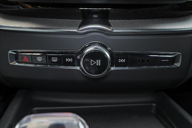 Volvo XC60 T6 Recharge AWD Plus Black Edition - Panorama/schuifdak - IntelliSafe Assist & Surround - 360º Camera - Harman Kardon audio - Adaptieve LED koplampen - Verwarmde voorstoelen, stuur & achterbank - Parkeersensoren voor & achter - Elektr. bedienb. voorstoelen met geheugen - Head up display - Draadloze tel. lader - Extra getint glas - Inklapbare trekhaak - 21' LMV