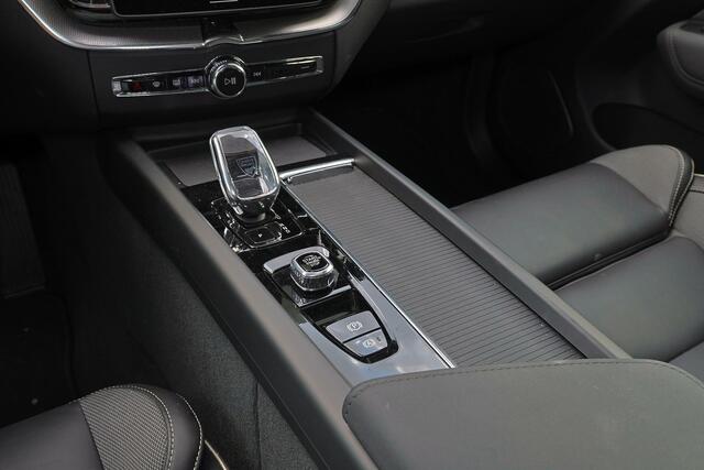 Volvo XC60 T6 Recharge AWD Plus Black Edition - Panorama/schuifdak - IntelliSafe Assist & Surround - 360º Camera - Harman Kardon audio - Adaptieve LED koplampen - Verwarmde voorstoelen, stuur & achterbank - Parkeersensoren voor & achter - Elektr. bedienb. voorstoelen met geheugen - Head up display - Draadloze tel. lader - Extra getint glas - Inklapbare trekhaak - 21' LMV