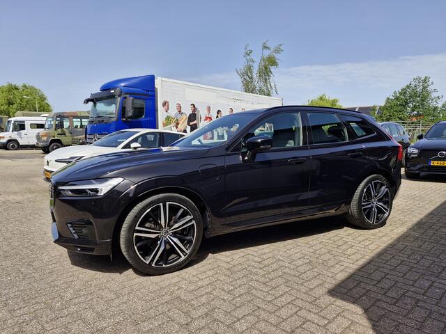Volvo XC60 Recharge T6 AWD R-Design ALLE OPTIES luchtvering | Lounge Pack (audio installatie premium, head-up display, parkeersensor voor, rondomzicht camera) en Climate Pro Pack (stuur verwarmd, achterbank verwarmd, voorstoelen verwarmd)