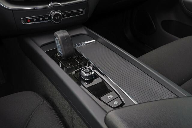 Volvo XC60 T6 Recharge AWD Inscription Expression - Panorama/schuifdak - IntelliSafe Assist - Harman/Kardon audio - Adaptieve LED koplampen - Parkeercamera achter - Verwarmde voorstoelen & stuur - Parkeersensoren voor & achter - Draadloze tel. lader - Extra getint glas - Inklapbare trekhaak - 18' LMV