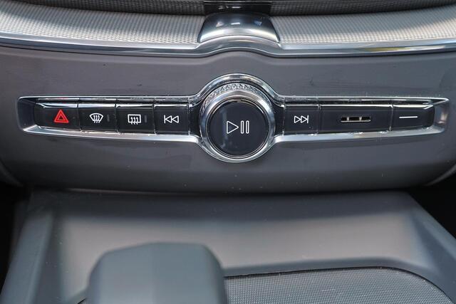 Volvo XC60 T6 Recharge AWD Inscription - Luchtvering - Panorama/schuifdak - IntelliSafe Assist & Surround - 360º Camera - Harman/Kardon audio - Verwarmde voorstoelen, stuur & achterbank - Parkeersensoren voor & achter - Elektr. bedienb. voorstoelen met geheugen - Head up display - Draadloze tel. lader - Standkachel - Extra getint glas - Inklapbare trekhaak - 21' LMV