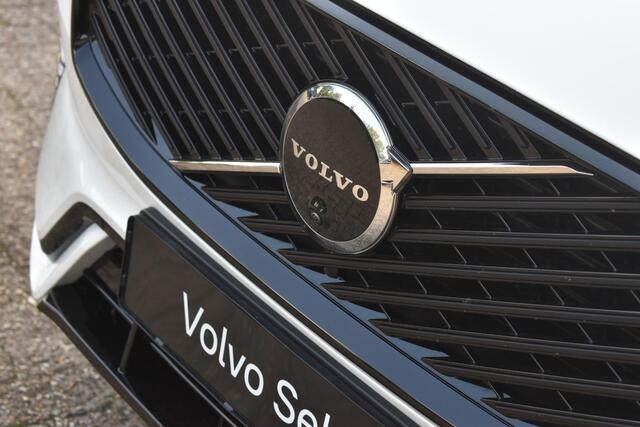 Volvo XC60 T6 Plug-in hybrid AWD Ultra Dark | Luchtvering | Trekhaak | Verwarmbare voorstoelen, achterbank en stuurwiel | Premium audio by Harman Kardon | Apple carplay/Android auto | Panoramisch Schuif-/kanteldak | 360 graden Camera | BLIS | Adaptieve Cruise Control |