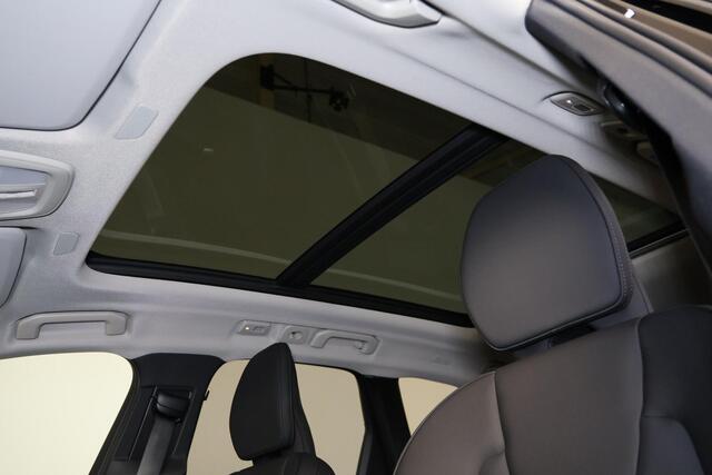 Volvo XC60 T6 Recharge AWD Ultra Dark - Luchtvering - Panorama/schuifdak - IntelliSafe Assist & Surround - 360º Camera - Harman/Kardon audio - Adaptieve LED koplampen - Verwarmde voorstoelen, stuur & achterbank - Parkeersensoren voor & achter - Elektr. bedienb. voorstoelen met geheugen - Head up display - Draadloze tel. lader - Extra getint glas - Inklapbare trekhaak - 20' LMV