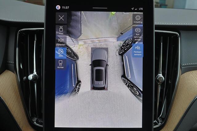 Volvo XC60 T6 Recharge AWD Ultra Dark - Luchtvering - Panorama/schuifdak - IntelliSafe Assist & Surround - 360º Camera - Harman/Kardon audio - Adaptieve LED koplampen - Verwarmde voorstoelen, stuur & achterbank - Parkeersensoren voor & achter - Elektr. bedienb. voorstoelen met geheugen - Head up display - Draadloze tel. lader - Extra getint glas - Inklapbare trekhaak - 20' LMV