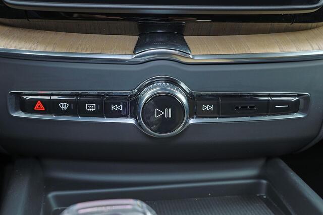 Volvo XC60 T6 Recharge AWD Ultra Dark - Luchtvering - Panorama/schuifdak - IntelliSafe Assist & Surround - 360º Camera - Harman/Kardon audio - Adaptieve LED koplampen - Verwarmde voorstoelen, stuur & achterbank - Parkeersensoren voor & achter - Elektr. bedienb. voorstoelen met geheugen - Head up display - Draadloze tel. lader - Extra getint glas - Inklapbare trekhaak - 20' LMV