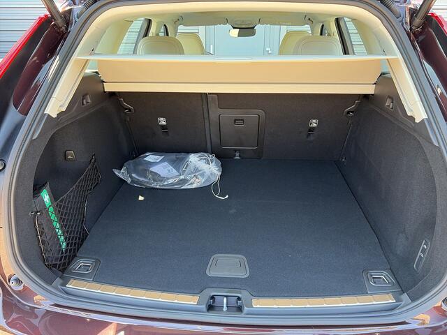 Volvo XC60 T6 Plug-in hybrid AWD Ultra Bright / 22" Velgen / Luchtvering / Mulberry Red / Blond geventileerd nappa leder /
