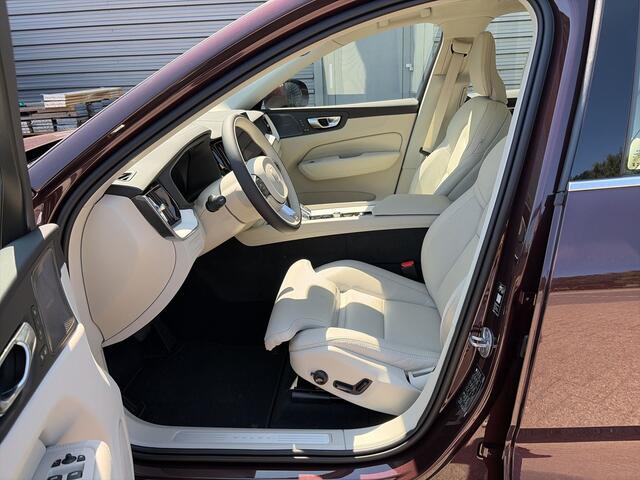 Volvo XC60 T6 Plug-in hybrid AWD Ultra Bright / 22" Velgen / Luchtvering / Mulberry Red / Blond geventileerd nappa leder /