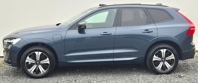 Volvo XC60 2.0 T6 Phev AWD Plus Dark 19" Wielen - Panoramadak - Lighting - Harman Kardon Audio - 360 Cam - Alarm - Climate - Privacy Glass - 2250 KG Trekgewicht - RA000 Interieur Zwart Leder - Power seats met memory - Full led koplampen