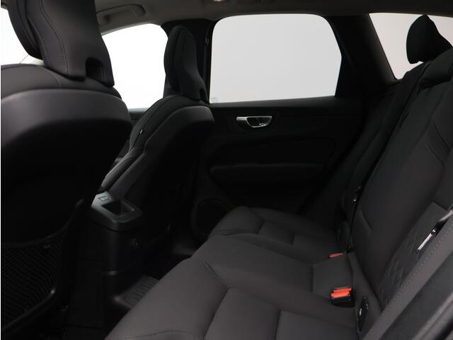 Volvo XC60 T6 AWD Plug-in hybrid Ultra Dark / Trekhaak / Head up displ. / Harman Kardon / 360 camera / Stoel+stuur+achterbankverw.
