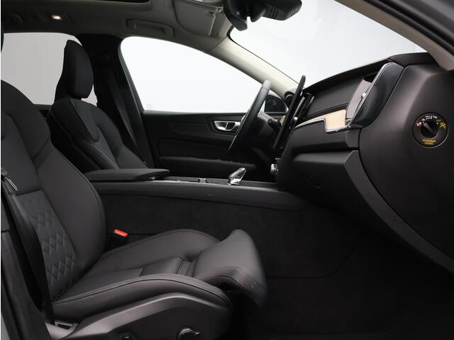 Volvo XC60 T6 AWD Plug-in hybrid Ultra Dark / Trekhaak / Head up displ. / Harman Kardon / 360 camera / Stoel+stuur+achterbankverw.