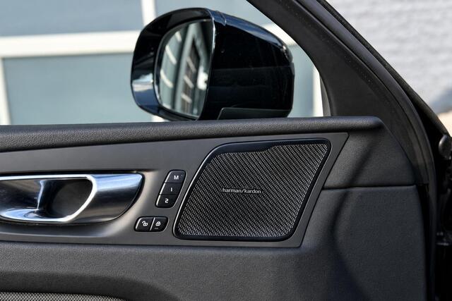 Volvo XC60 2.0 T6 Plug-in hybrid AWD Ultimate Black Edition ACC, PANO, KEYLESS GO, STOEL & STUURVERWARMING, DODEHOEK, 21" MULTI SPAAK, CARPLAY, 360 CAMERA