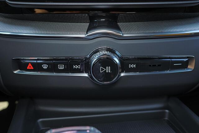 Volvo XC60 T6 Recharge AWD Plus Dark - IntelliSafe Assist & Surround - Harman/Kardon audio - Parkeercamera achter - Verwarmde voorstoelen, stuur & achterbank - Parkeersensoren voor & achter - Elektr. bedienb. voorstoelen met geheugen - Draadloze tel. lader - Extra getint glas - 21' LMV