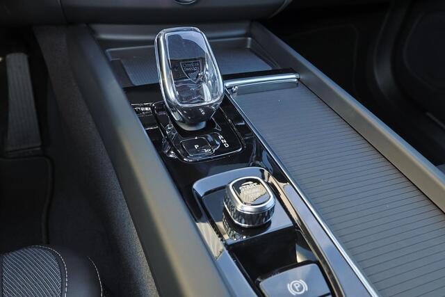Volvo XC60 T6 Recharge AWD Plus Dark - IntelliSafe Assist & Surround - Harman/Kardon audio - Parkeercamera achter - Verwarmde voorstoelen, stuur & achterbank - Parkeersensoren voor & achter - Elektr. bedienb. voorstoelen met geheugen - Draadloze tel. lader - Extra getint glas - 21' LMV