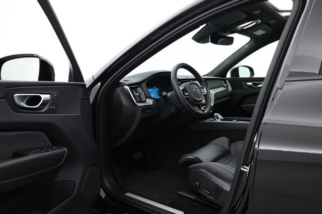 Volvo XC60 2.0 T6 Plug-in hybrid AWD Plus Dark | Rijklaar! | Black-Pakket | S/K-Dak | Leder+Memory | Adapt. Cruise | Stoel-Stuurverw. | Dig. Cockpit | Google | Camera+PDC | LED | 19'' | Elek. Klep V