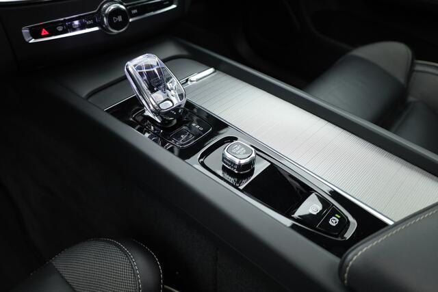Volvo XC60 2.0 T6 Plug-in hybrid AWD Plus Dark | Rijklaar! | Black-Pakket | S/K-Dak | Leder+Memory | Adapt. Cruise | Stoel-Stuurverw. | Dig. Cockpit | Google | Camera+PDC | LED | 19'' | Elek. Klep V