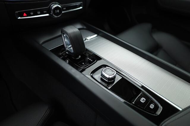 Volvo XC60 2.0 T8 Plug-in hybrid AWD Ultimate Dark | Pano | Trekhaak | HUD | Pilot Assist | Bliss | Leder | H&K | 360cam | Stoel- Stuurverw.