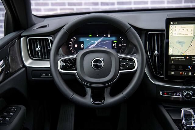 Volvo XC60 T6 350 pk Plug-in Hybrid AWD Plus Black Edition | Trekhaak 2.250 kg | Facelift | PHEV | 360° Camera | Panoramadak | Head-up Display | Trekhaak | Keyless Entry | Lichtmetalen Velgen 21 inch | Elektrische Achterklep | Cruise Control Adaptief | BLIS | Navigatie
