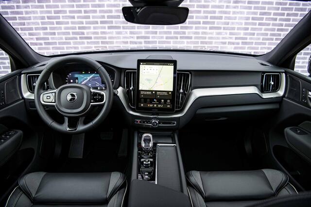 Volvo XC60 T6 350 pk Plug-in Hybrid AWD Plus Black Edition | Trekhaak 2.250 kg | Facelift | PHEV | 360° Camera | Panoramadak | Head-up Display | Trekhaak | Keyless Entry | Lichtmetalen Velgen 21 inch | Elektrische Achterklep | Cruise Control Adaptief | BLIS | Navigatie