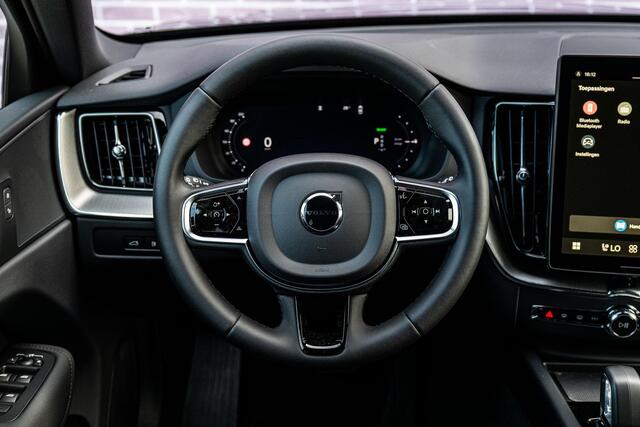 Volvo XC60 T6 335 pk Plug-in hybrid AWD Essential | Trekhaak 2.250 kg | Lederen Bekleding | Extra getint glas | Driver Assist | Climate line | 19" | All Season Banden | Charcoal Hemelbekleding | Park Assist Voor en Achter |