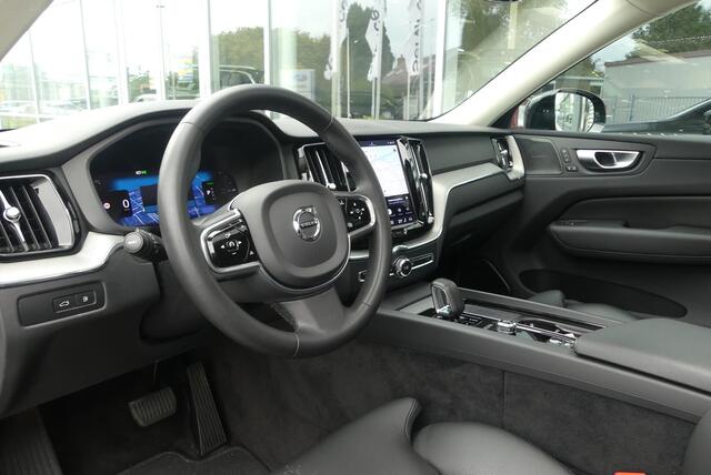 Volvo XC60 2.0 T6 Plug-in hybrid AWD Plus Dark ELEKT. TREKHAAK, PANO, MEMORY 2X, WINTER PACK, ADAPT. CRUISE, CLIMA, NAVI, CAMERA, PDC V&A, APPLE CARPLAY/ANDROID AUTO, BLIS, KEYLESS, HARMAN/KARDON, ELEKT. ACHTERKLEP, ELEKT. STOELEN, 40.666KM