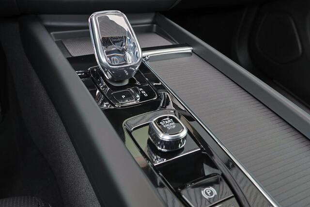 Volvo XC60 T8 Recharge AWD Ultra Black Edition Exec - Luchtvering - Panorama/schuifdak - IntelliSafe Assist & Surround - 360º Camera - Bowers & Wilkins audio - Adaptieve LED koplampen - Verwarmde voorstoelen, stuur & achterbank - Parkeersensoren voor & achter - Elektr. bedienb. voorstoelen met geheugen - Head up display - 21' LMV