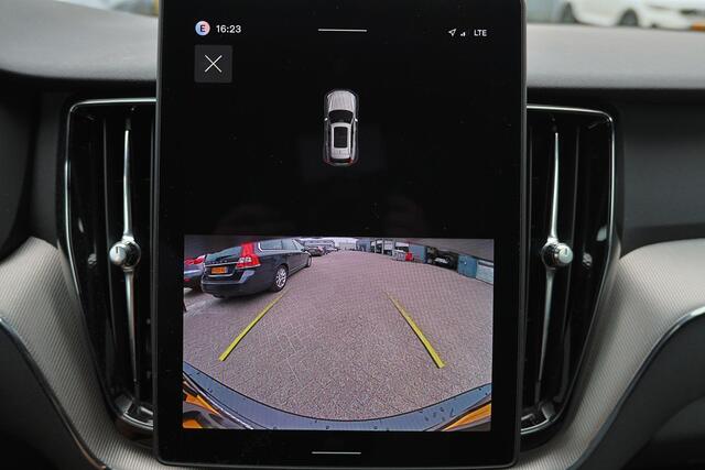 Volvo XC60 T6 Recharge AWD Plus Black Edition - IntelliSafe Assist & Surround - Harman/Kardon audio - Parkeercamera achter - Verwarmde voorstoelen, stuur & achterbank - Parkeersensoren voor & achter - Elektr. bedienb. voorstoelen met geheugen - Draadloze tel. lader - 21' LMV